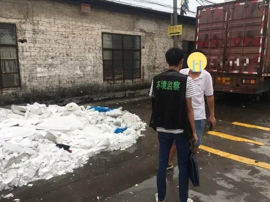 大瀝鎮(zhèn)違規(guī)傾倒工業(yè)固廢現場